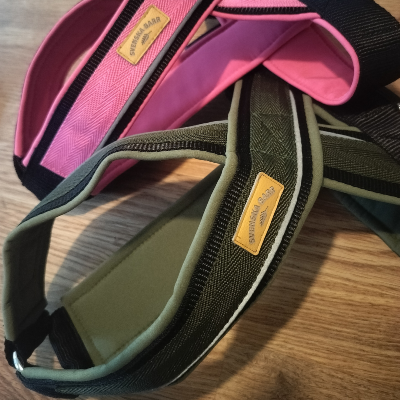 Måttsydda hundselar från Svenska Barr i rosa och olivgrönt